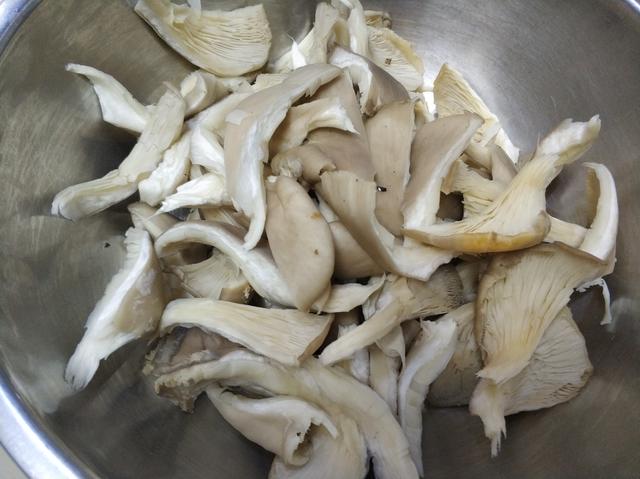 干炸蘑菇裹面粉还是淀粉，大厨教你正确做法，蘑菇酥脆又好吃