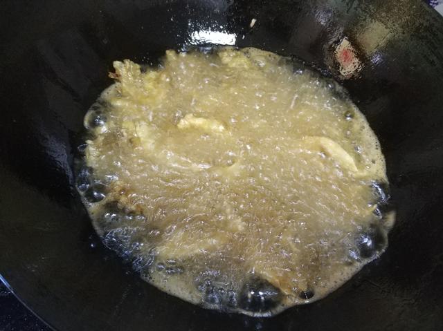 干炸蘑菇裹面粉还是淀粉，大厨教你正确做法，蘑菇酥脆又好吃