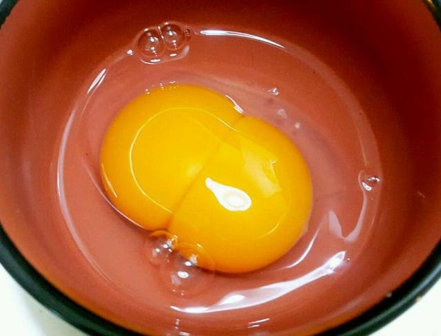 煎荷包蛋是冷油下锅，还是热油下锅？两者区别大，口感也不同