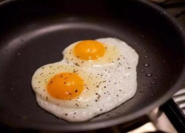 煎荷包蛋是冷油下锅，还是热油下锅？两者区别大，口感也不同