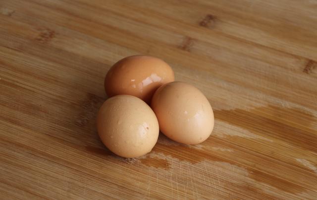炒鸡蛋时，直接下锅就错了，学会这5个技巧，鸡蛋鲜嫩无腥味