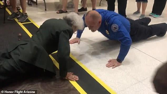 美国84岁老奶奶挑战壮汉俯卧撑，气场全开引尖叫，曾是战地护士