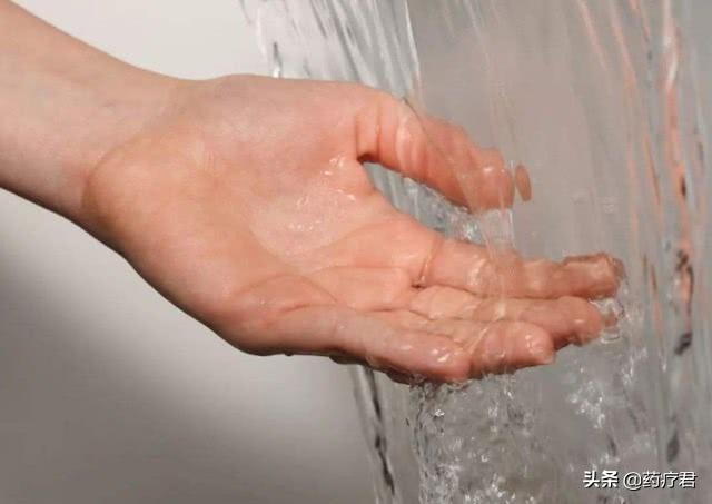 为啥手指长时间泡水会变皱？是身体在暗示什么吗？
