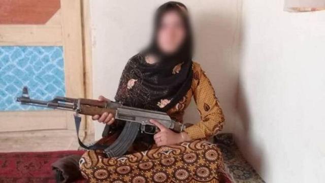 阿富汗女孩反抗中开枪打死武装分子 随后在网络上走红