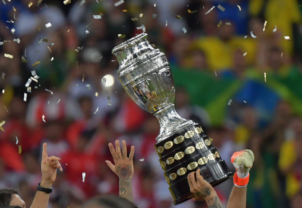 在赢得2019年美洲杯足球赛后，巴西球员将奖杯高高举起。