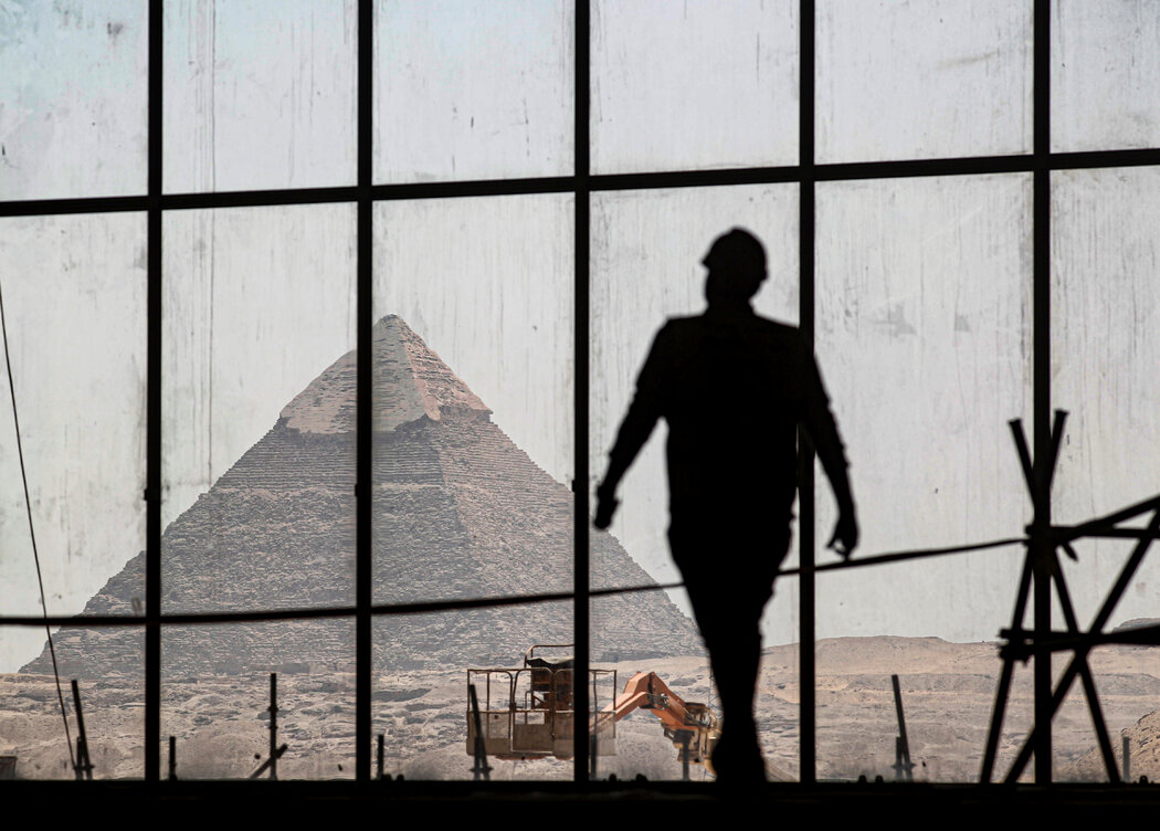 吉萨大埃及博物馆所在地的一名建筑工人。该博物馆原定于2011年开放，现在预计推迟到2021年。