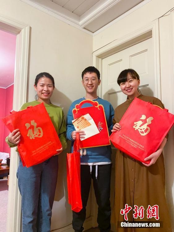 中国驻纽约总领馆向留学生、华侨发放“春节包”_图2-1