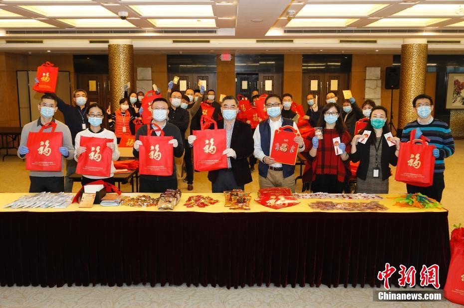 中国驻纽约总领馆向留学生、华侨发放“春节包”_图3-1