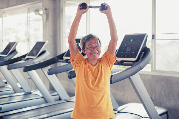 年长者通过适当的肌力训练，能比年轻人明显得到更多的好处。(Shutterstock)