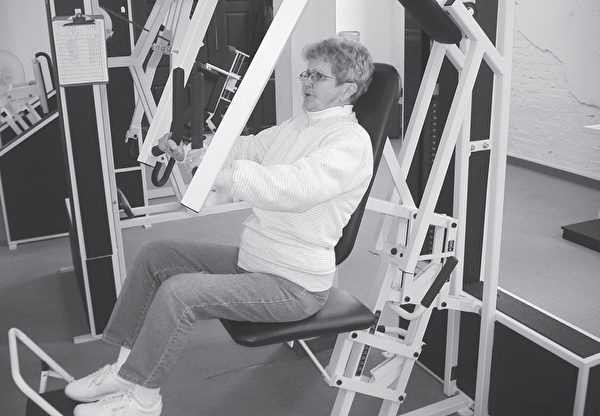 老年人最能受益于高强度的肌力训练计划。（采实文化提供）