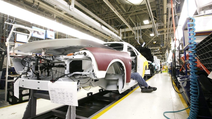 加拿大安大略省 Brampton 的 Fiat Chrysler  工厂，员工在装配线上工作。