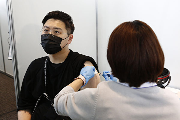 日本厚生劳动大臣田村宪久表示，仅靠疫苗已不能应对Delta变种。 (Rodrigo Reyes Marin - Pool/Getty Images)