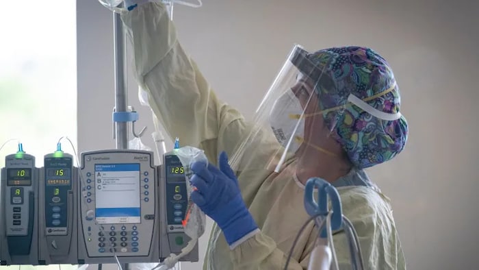 魁省医护人员工会要求给医院中的所有卫生工作者都配备上 N95 口罩。