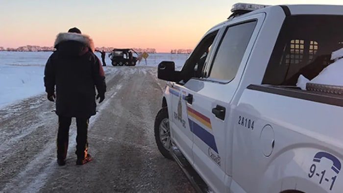 加拿大皇家骑警 RCMP 的官员在加美边境地带进行搜寻。