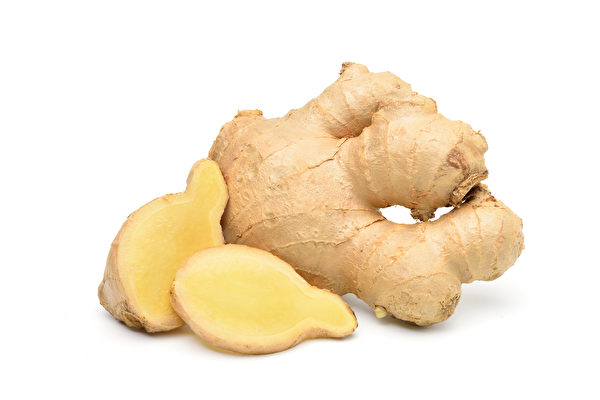 中姜表皮为光滑的土黄色，块茎肥大饱满。(Shutterstock)