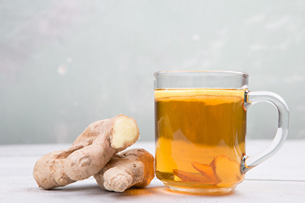 换季或气温变化会引起流鼻水、鼻塞等过敏症状加重，此时可饮用姜茶舒缓。(Shutterstock)