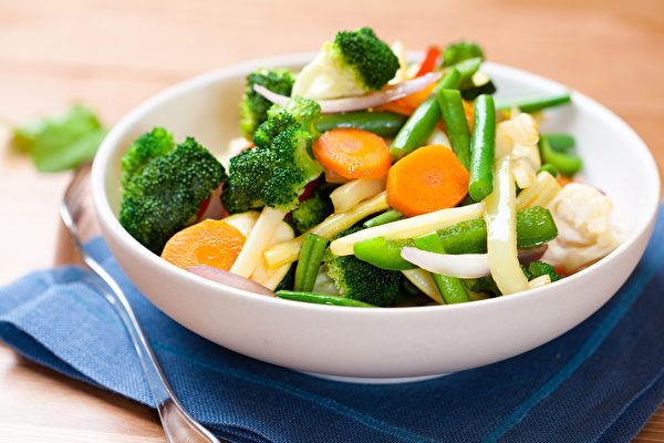 色彩丰富的蔬果含有多酚，多酚在体内的效果维持不久，需要每餐摄取。(Shutterstock)