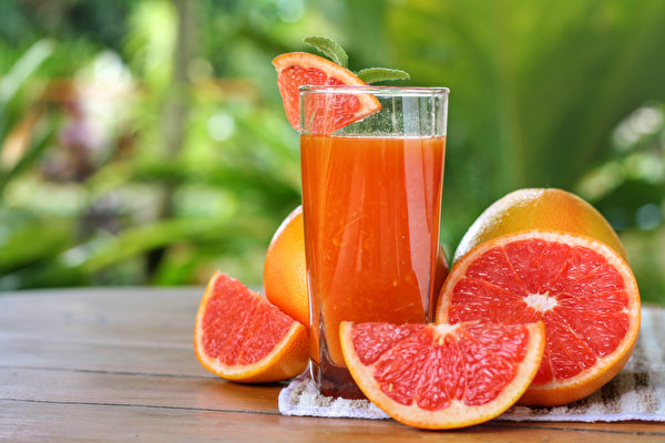 八种食物对于直接改善你的胆固醇有帮助。图为葡萄柚汁。(Shutterstock)
