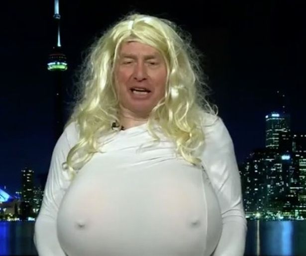 加拿大记者戴上巨型假乳 嘲笑有争议的变性老师