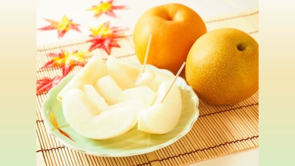 秋季的时令蔬菜水果，如藕、梨、山药有很好的防燥润肺功能。