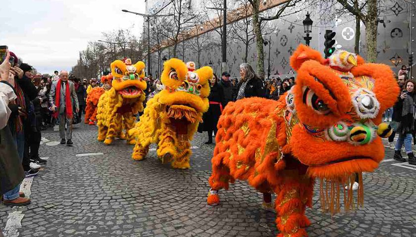2024年2月4日，法国巴黎，香榭丽舍大街新春舞狮活动举行。图片来源：视觉中国