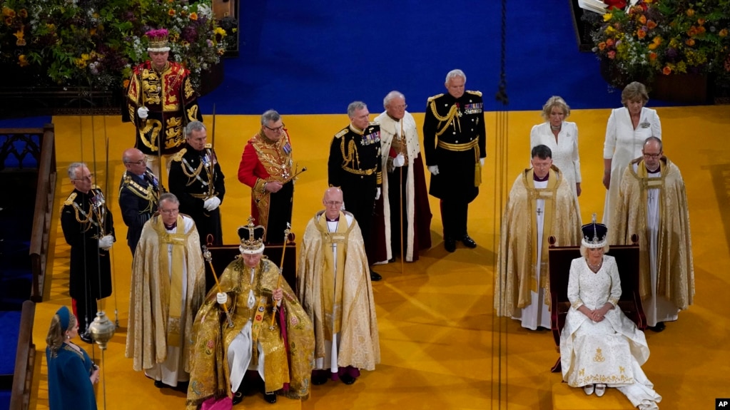 头戴有360年历史的爱德华王冠的英国国王查尔斯三世和头戴玛丽女王王冠的卡米拉王后加冕典礼在英国伦敦的西敏寺大教堂隆重举行。