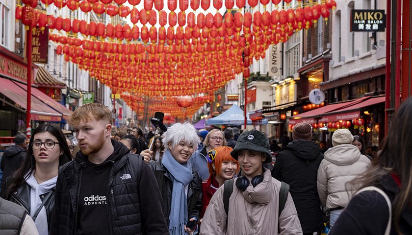 2024年2月9日，英国伦敦，唐人街杰拉德街的街景。图片来源：视觉中国